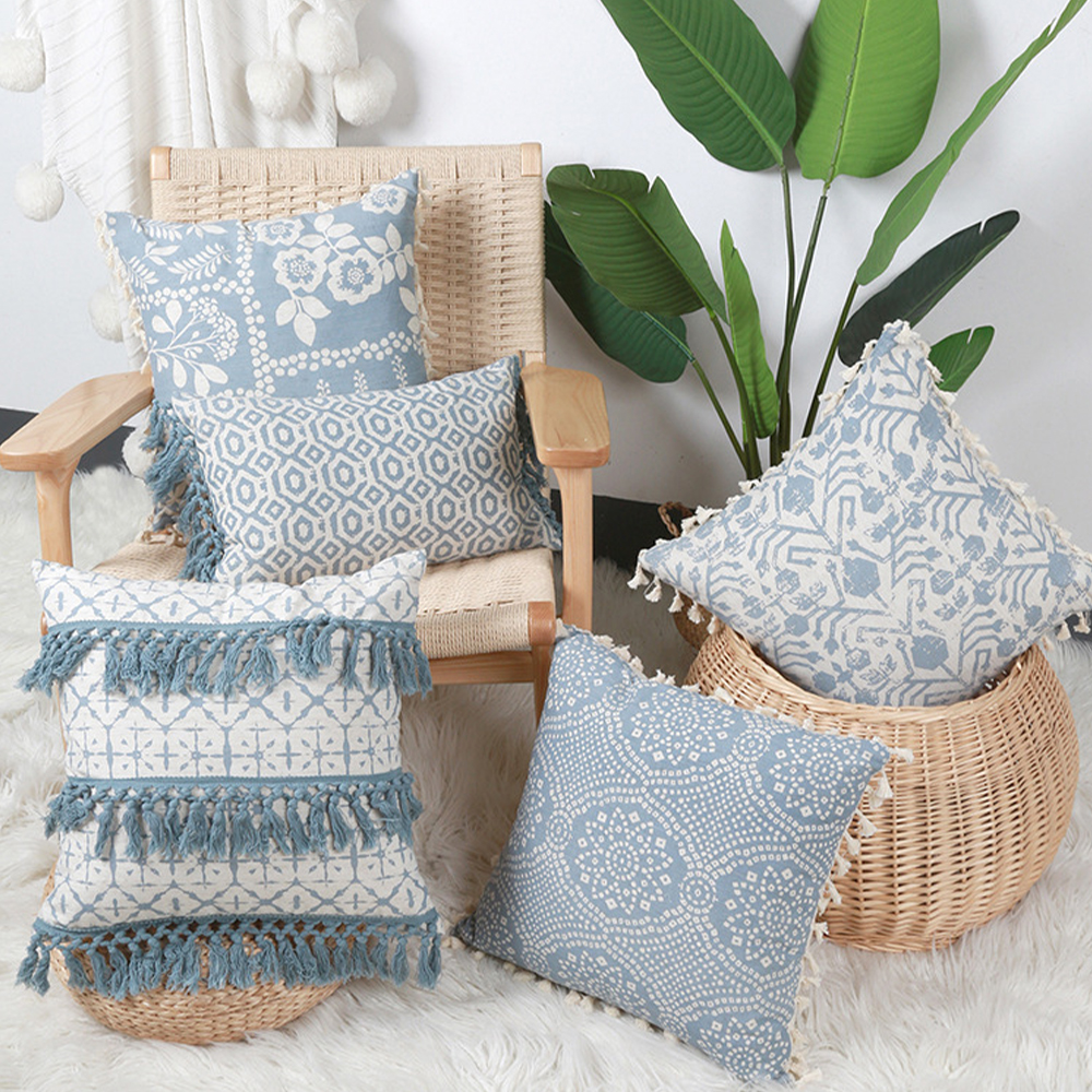 Naka-print na cushion decor pillow na may tassel